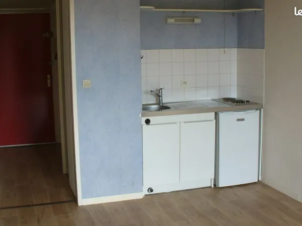 STUDIO TBE 22 m² avec balcon et parking