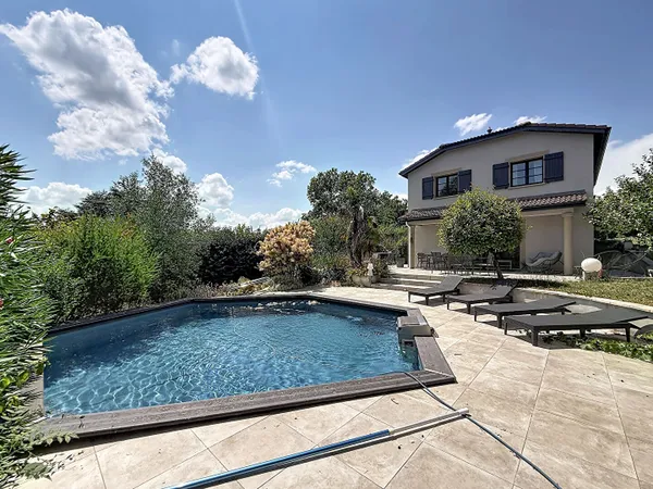 Villa de charme avec piscine, 6 chambres et 1 500 m² de terrain, dépendance!