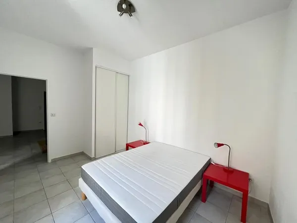 APPARTEMENT DE TYPE 2 MEUBLE RENOVE COTE JOLIETTE