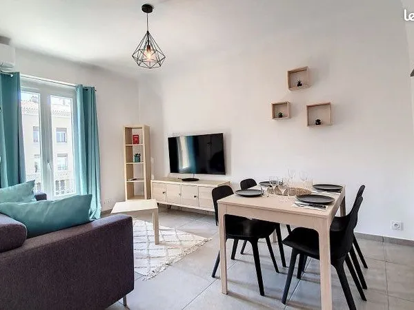 SAINT-RAPHAËL CENTRE-VILLE - 2 PIÈCES DE 35 m² AVEC BALCON, VUE PORT - 169 000