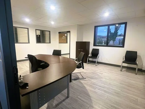 Entrepot recent en za avec logement