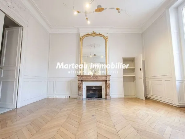 A LOUER IMMEUBLE DE BUREAUX DE CARACTÈRE DE 351