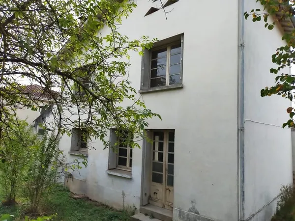 Maison sur un étage à rénover entièrement sur un terrain clô