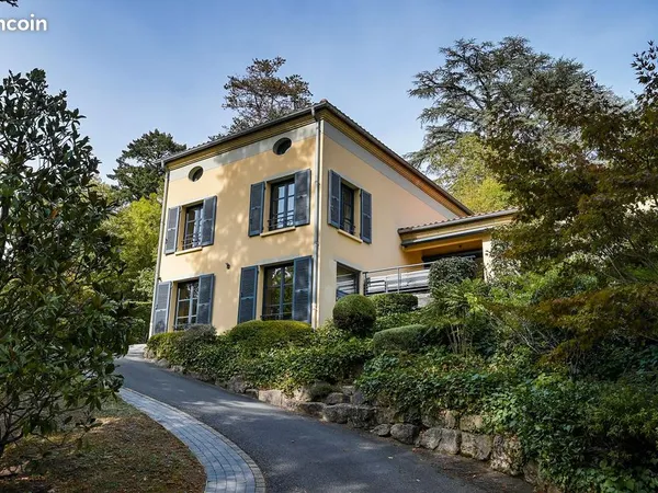 Propriété 7 pièces 256 m²