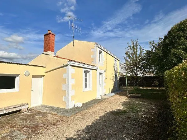 Maison entièrement rénovée - Plein centre de Vouillé - 875 CC