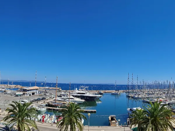 Appartement traversant avec vue mer panoramique Port de Hyères