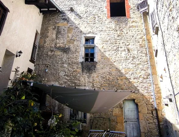 TOUR MEDIEVALE à restaurer-coeur de Poncin (01)