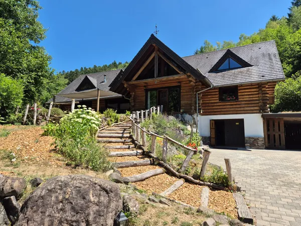 Laissez-vous séduire par le charme unique de ce magnifique chalet en rondins situé à Wegscheid, un v