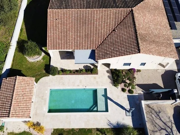 Maison de plain-pied 7 pièces 220 m²
