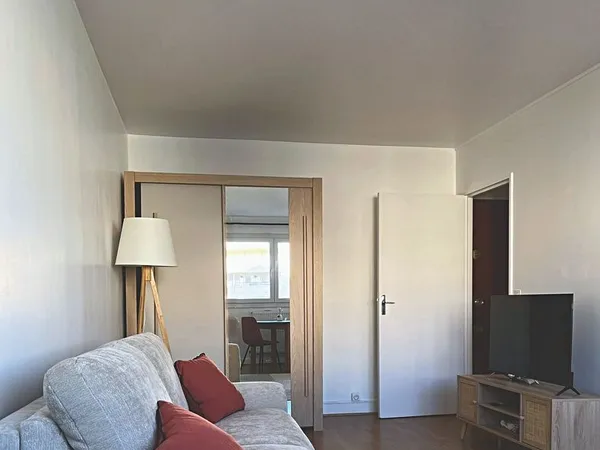 Studio meublé refait à neuf, très lumineux, proche métro L4