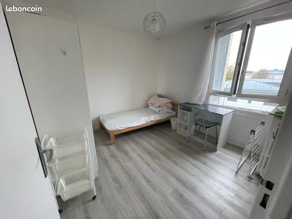 Rueil Malmaison: Chambre FILLE dispo pour 3 mois