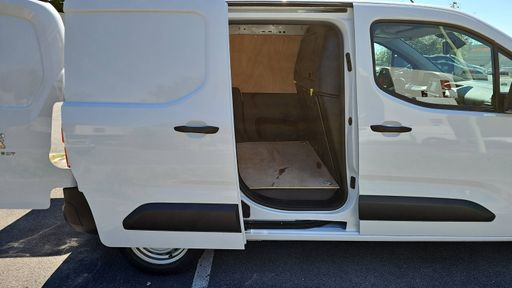 Peugeot Partner 1.2 PureTech 110 - Pack Asphalt – 2023 – 16224 km – Essence – Boîte Manuelle — photo 27