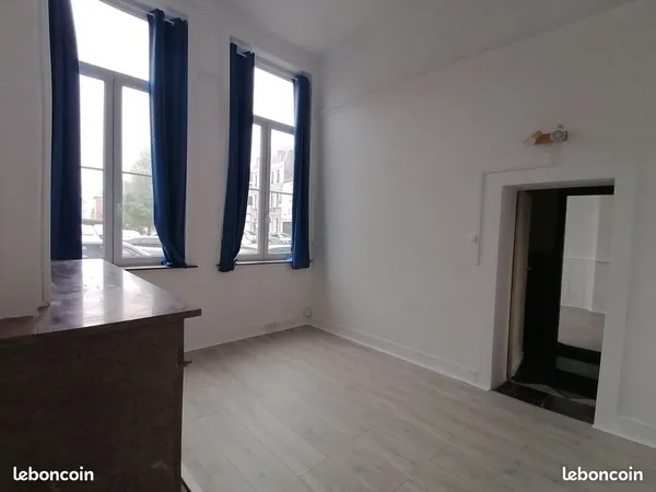 Dans une maison de maître - 2 pièces à louer pour usage professionnel, par exemple une salle d'atten