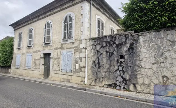SAINT-PE-DE-BIGORRE Ensemble immobilier de caractère aux vol