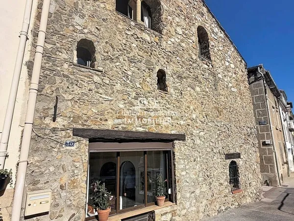 Maison en pierre rénovée avec toit-terrasse et vue sur les col