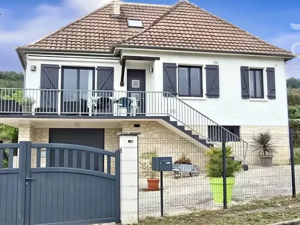 Sa proximité du centre-ville, le bien a été entièrement rénové, possibilité chambres d'hôtes, son mo