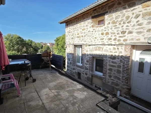Maison de ville avec 2 appartements + 500m² de terrain
