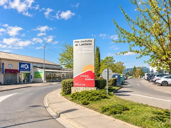 LAMBESC - ZAC de Bertoire - Batiment mixte de 840m2 sur parc