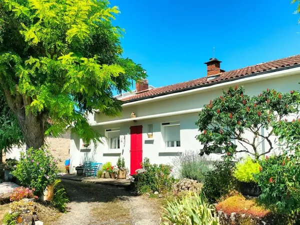 PROPRIETE AVEC SES DEUX HABITATIONS, SES TERRES ET SES DEPENDANCES.