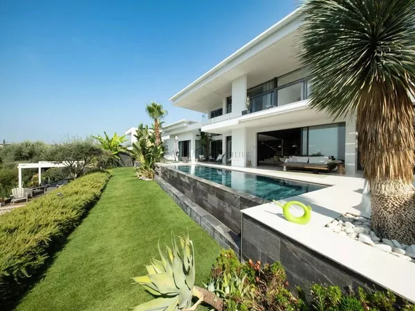 Villa 5 pièces 226 m²