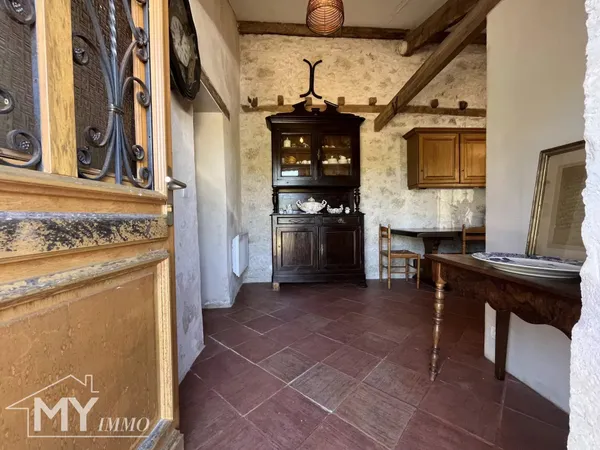 Montazeau : Maison en pierre à la campagne.
