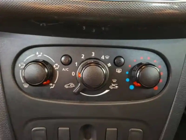 Dacia Sandero sce 75 — photo 22