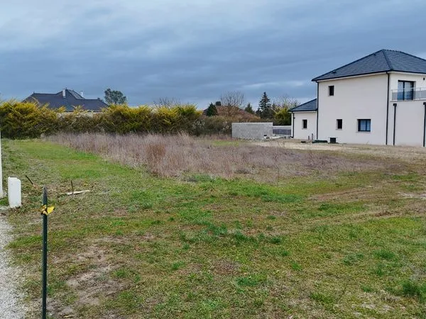 Terrain constructible viabilisé libre constructeur situé a 10mn de Troyes avec possibilité de sous s