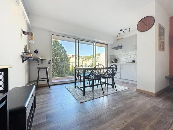 Beau studio avec terrasse, clim rénové récemment vue sur jardin
