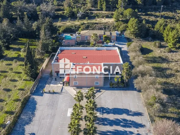 Sur le bassin de Thau murs commerciaux vides de + de 1100 M2 avec villa, dépendances et multiples po