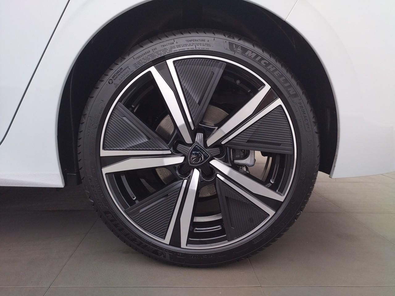Peugeot 308 hybrid 136 e-dcs6 gt — photo 16