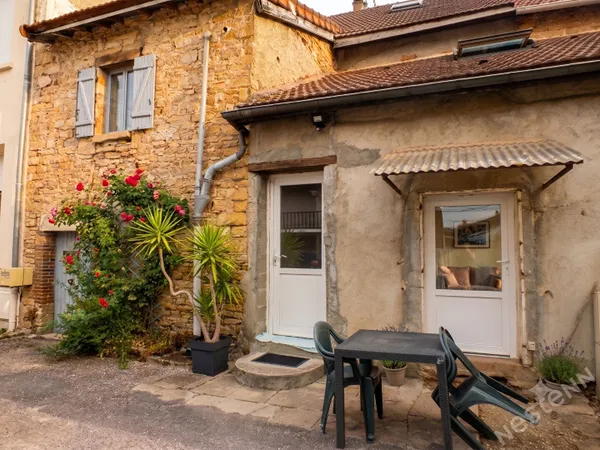 Maison de charme en pierre à Nanton, un havre de paix au coeur du village