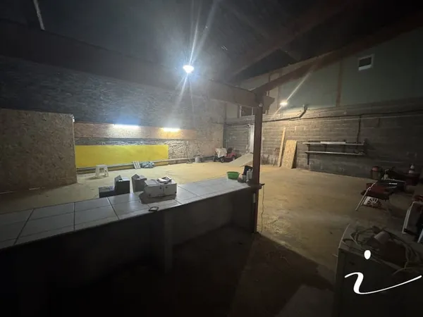 Local d’activité et entrepôt Location Saussan 1p 150m² 850€