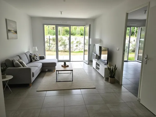 Bel appartement avec jardin privatif dans résidence récente