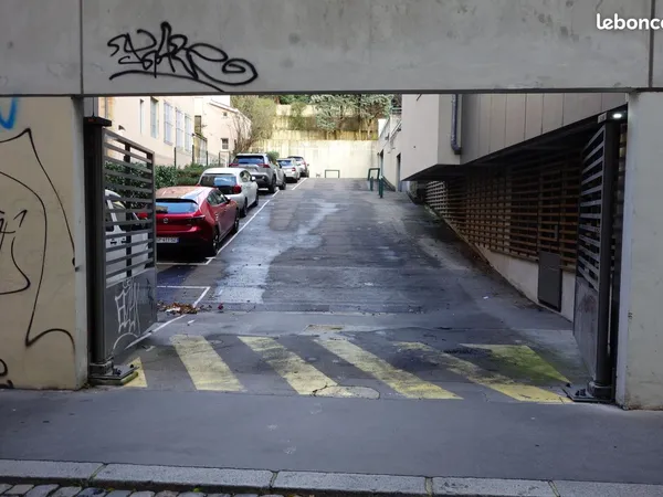 Box / garage double (en long) dans résidence sécurisée angle montée de la Grande Côte rue Neyret Lyo