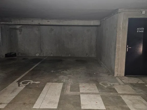 Grande place de parking en sous-sol - résidence sécurisée
