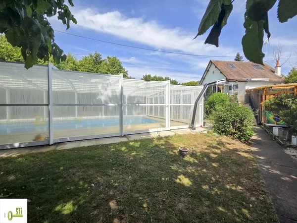 Maison avec piscine couverte et chauffée