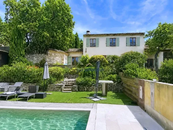 Maison de charme aux accents provençaux.
