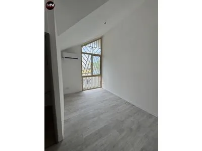 A LOUER - LOCAL PROFESSIONNEL DE 200M2 EN R+1 - 8 BUREAUX -