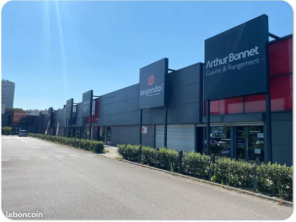 Local commercial 874 m²