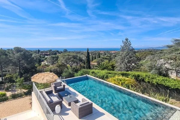 SAINT RAPHAEL - BOULOURIS VILLA DE CHARME VUE MER 7 PIECES A VENDRE