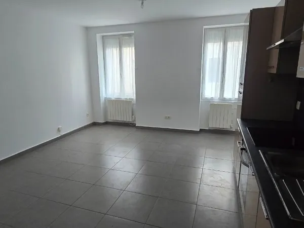 À LOUER - JOLI T2 DE 45 m² À ROANNE - REZ-DE-CHAUSSÉE