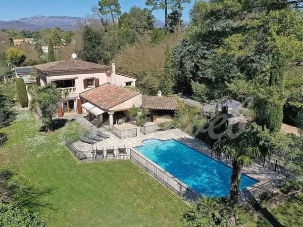 Villa 5 pièces 235 m²