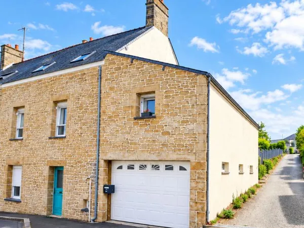 Maison de bourg rénovée de 130 m² avec jardin, véranda et deux garages ? Aucun travaux à prévoir ? A