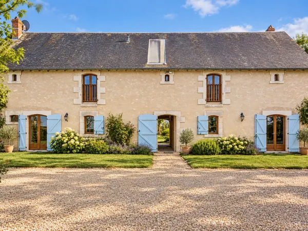 Domaine privé dans la vallée de la Loire avec cinq gîtes, un lac et des équipements de bien-être