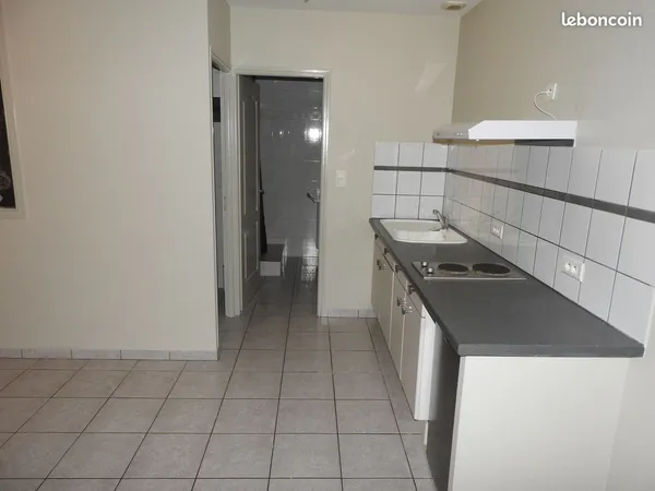 Superb F2, R.D.C, 45 m², LIBRE, refait entier. à neuf, toutes les Charg. Compri