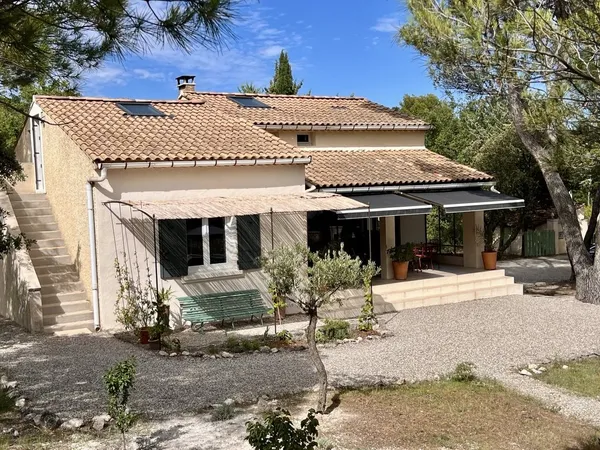 Maison de campagne fabuleuse, récemment rénovée, avec de magnifiques vues, située dans une région pa