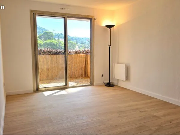 Studio rénové de 22,40 m² avec terrasse et parking en option - étage élevé - vue dégagée