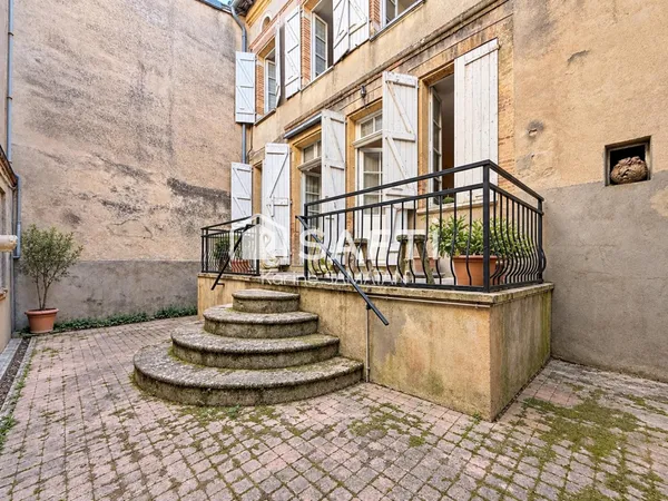 Immeuble bourgeois à rénover au coeur de Montastruc-la-Conseillère, offrant de beaux volumes, un T3 