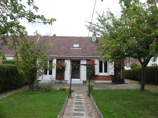 Jolie maison de ville avec jardin et garage
