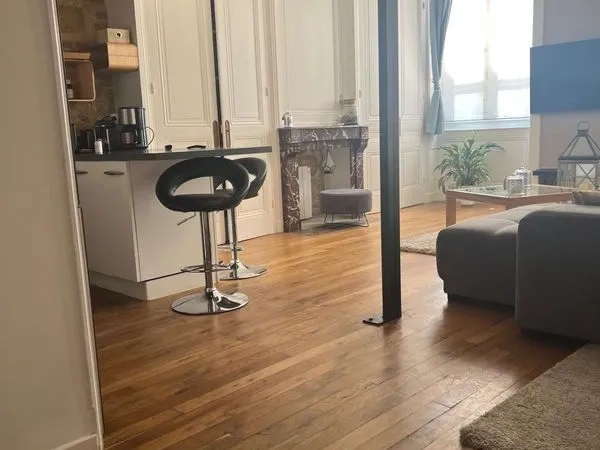 Appartement (97 m)+ Terrasse (13) + Studio Rdc (20) sur cours à Croix rousse ( 3 min métro )